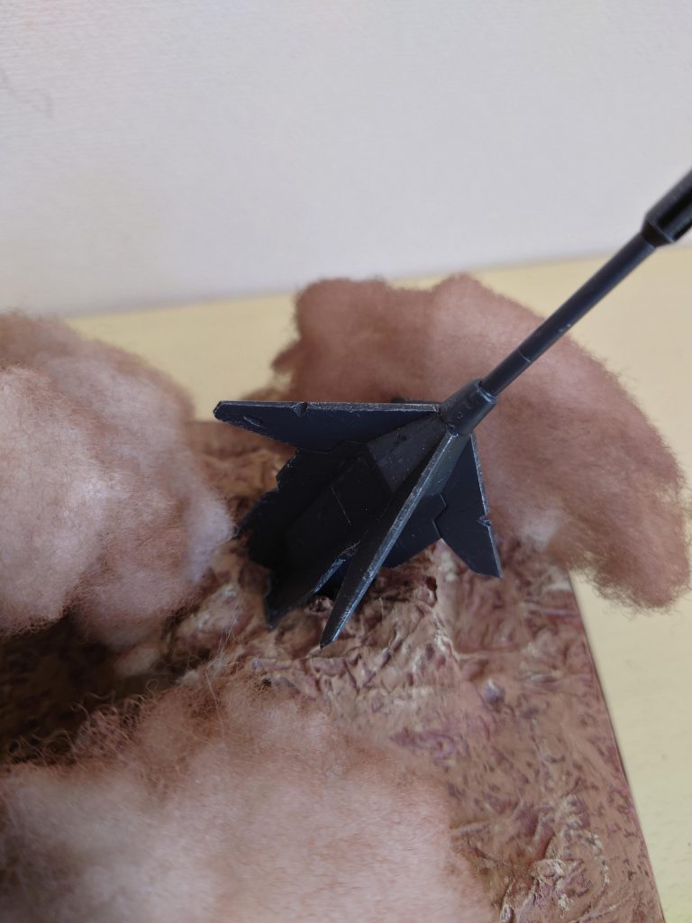 折れた大型メイスを地面に刺さっている様にしてあります。