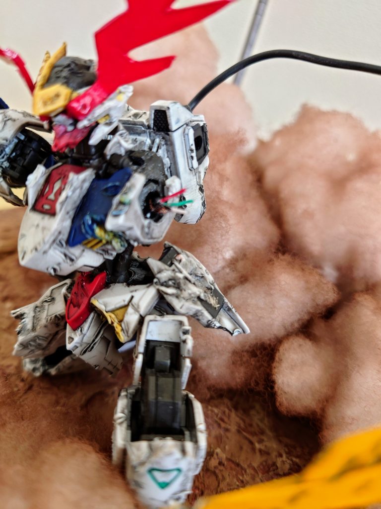 配線は、壊れた有線のマウスから流用しています。