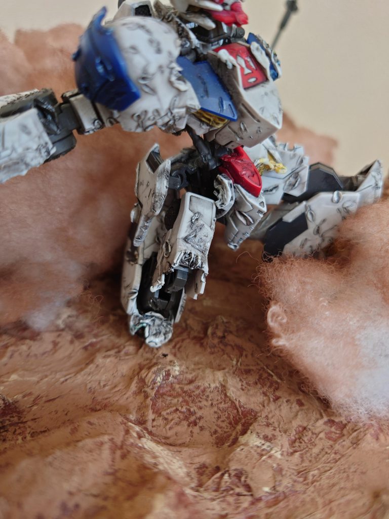 キズの部分に筆塗りでシルバーで塗り、そこにタミヤのスミ入れブラックを流しています。