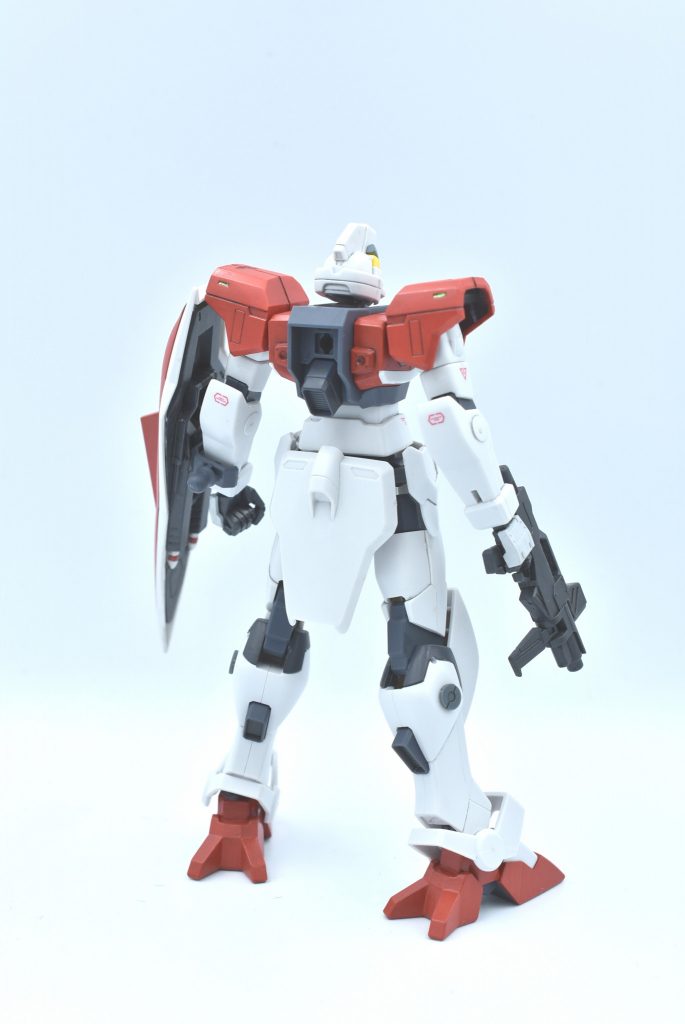 武装は短銃身ビームライフル、頭部バルカン、胸部バルカン、シールド裏にミサイル2発ウィンダムにはあるビームサーベルは持ってません