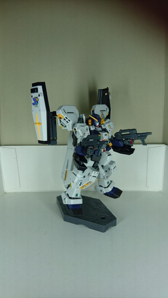 ですのでシールドはジムⅢビームマスターの余剰パーツ、ビームマシンガンはパワードアームズパワーダーの余っていた物を組み合わせました。