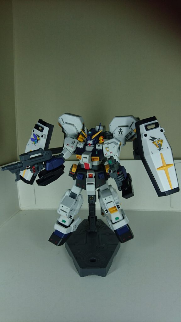 マーキングはヘイズル達に付属のものを使用しました。ジムⅢビームマスターのシールドはオレンジだったので、サフを吹いた後にダークブルーで背面はファントムグレーで塗装しました。遠目からは違和感無く仕上がったと、思ってます。