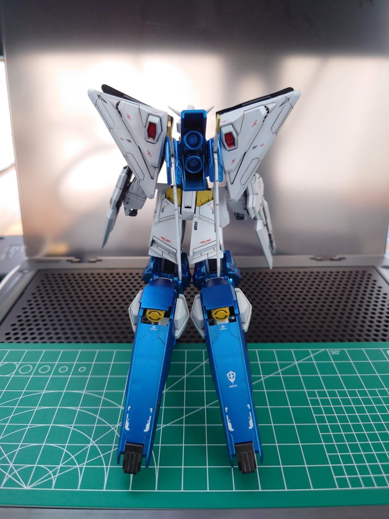 横と後ろの写真。機体コンセプトはExa-DBから得られた推進システム（ミノフスキークラフト）の検証、追加装備によるMS単体での重力圏での飛行になります。そして戦いを、復讐をやめたフリットへの怨念を形にした機体です。