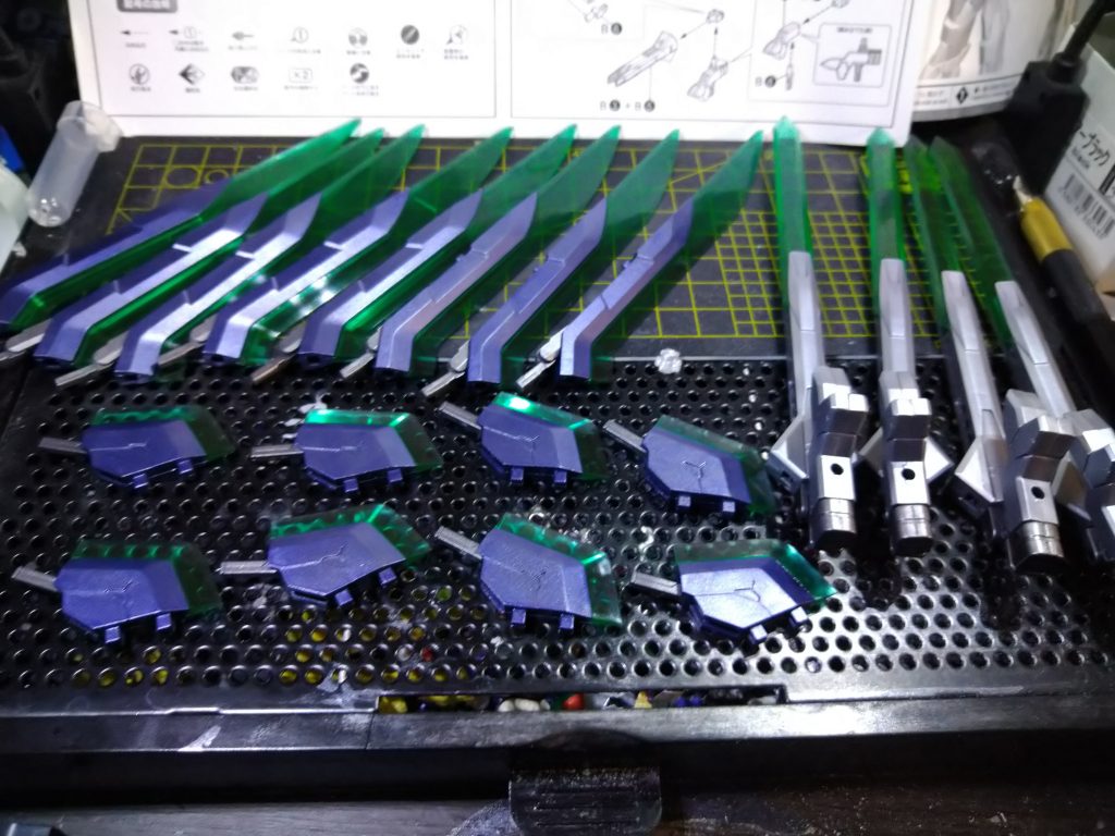 バックパック制作時。ここらへんで虚無ってますw 今回のAGE2マグナムは私がプラモを始めたきっかけの機体となっております。プラモ作り始めて約一年の節目及び自分の成長確認の為、制作しています。最後まで見ていただきありがとうございました！