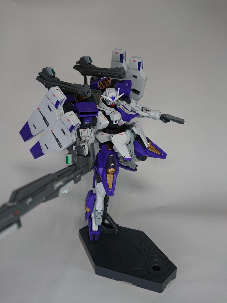 背面のビームバズーカはそのまま射撃態勢にすることが可能です。写真は撮っていませんでしたが左手に持ったハンドガンは二丁あり前掛けの裏にマウント可能です。