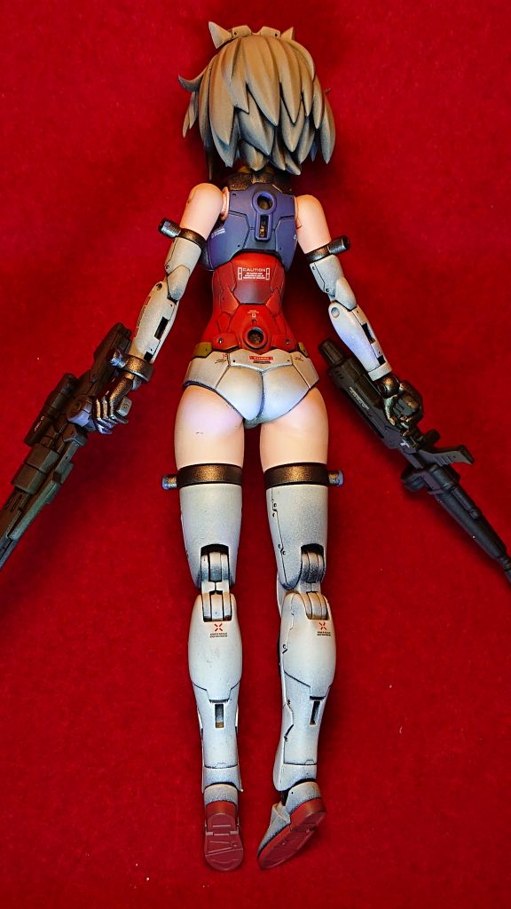 まずお尻の割れ目に沿ってスジ彫りします。少し深目に彫り込みます。ポイントは○門まで彫り込みます。あとは紙ヤスリでお尻の丸みを形成するだけです。ポイントは○門まで丸みを付けるだけですよ〜🤤。