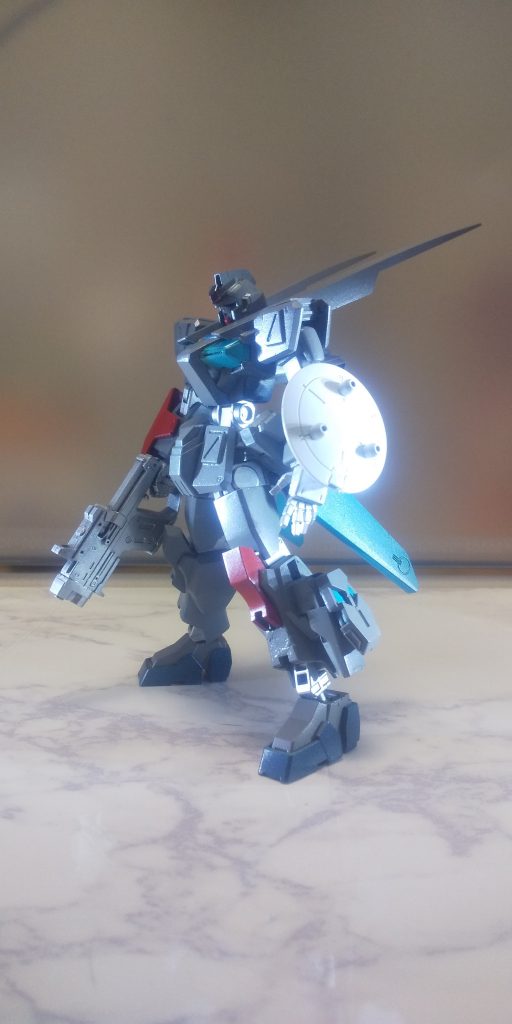 機体名:0.5ガンダム武装:GNビームライフルGNサークルザンバーシールドGNフィールド発生装置×2アルヴァアロンキャノン0.5ガンダムとは、アロウズ戦役後、大破した0ガンダムをイアン・ヴァスティが強化を練り込んだ復元プランとして提唱したモビルスーツである。なお、名称は「オーズガンダム」と読む。0(オー)ガンダムの後継機が1(アイ)ガンダムであり、それを改修した機体が1.5(アイズ)ガンダムならば、名前は0.5が妥当だろう、と言うのはイアンの談。