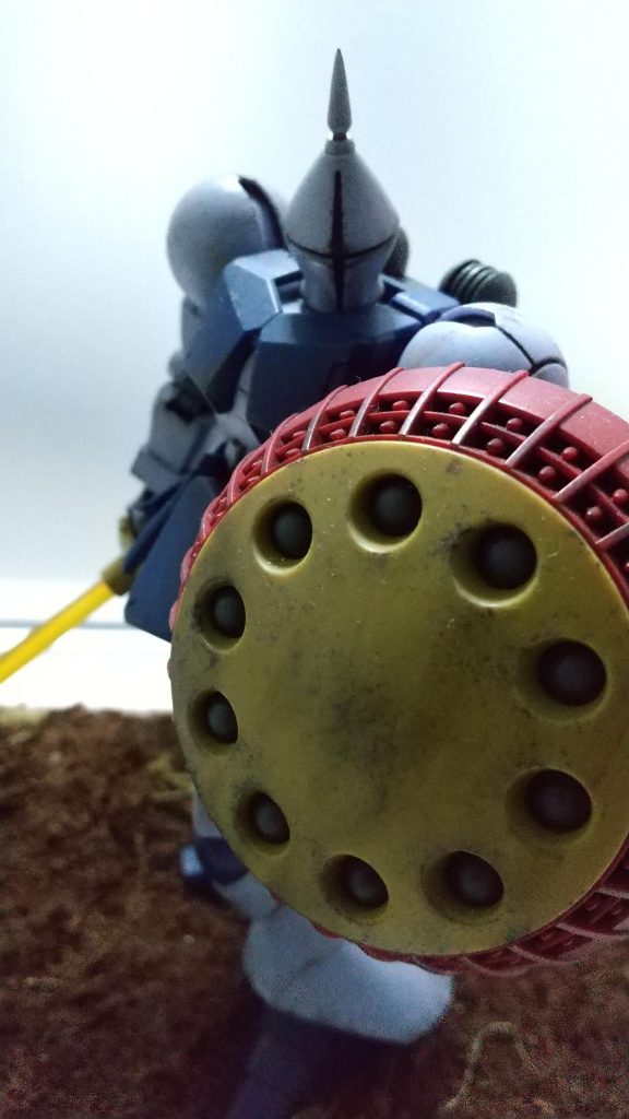 頭部のアンテナは延長とシャープ化。モノアイはHアイズに変更したけど、わかりませんね😅