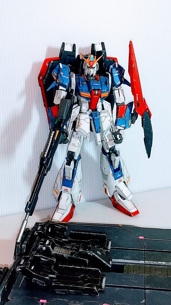 機体には初めてのスジボリ追加と少しですがプラ板で腰の辺りをデティールアップ！基本的成形色仕上げですが所々に部分塗装をしました!エナメル塗料、シタデルカラーなどで！写真撮り忘れますが一応フレームも塗装してますよ！艶消しで仕上げてガンダムデカールを貼り付け、ウェザリングやドライブラシや、チッピングなど色々楽しんで制作出来ました! 