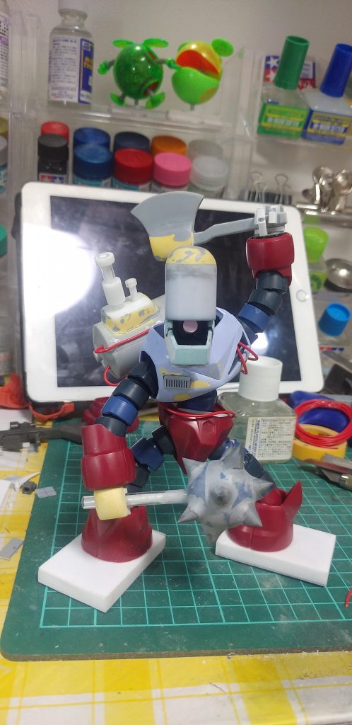 本体はほぼズゴック、関節を増やすために2セット使っています。バックパックはwaveのプロペラントタンク、武器類はスクラッチです。