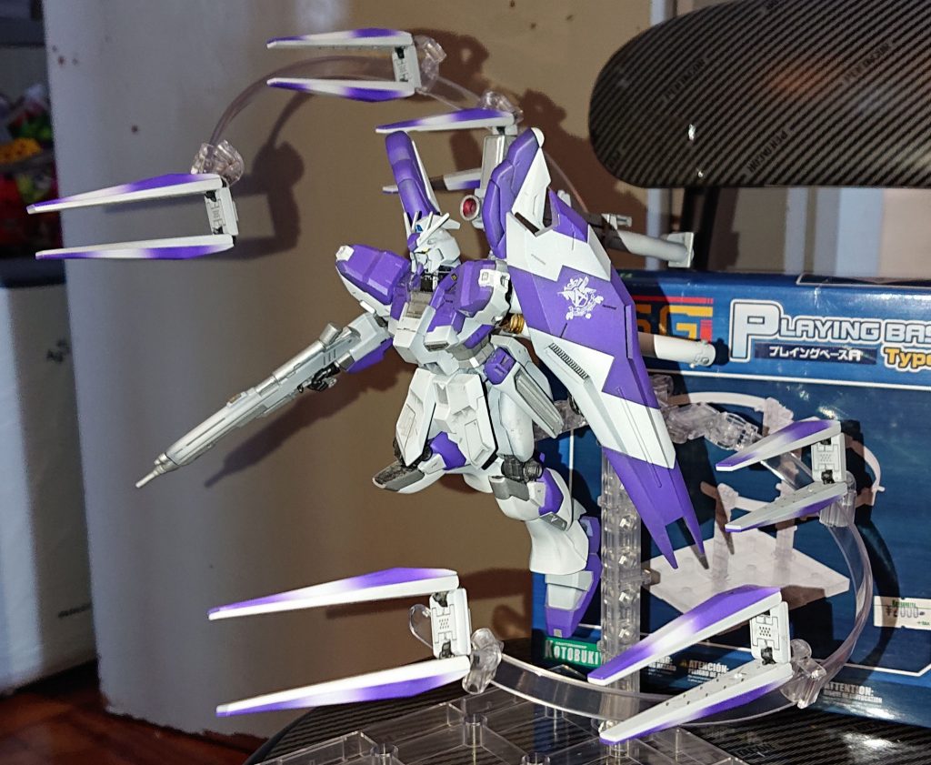 ここからは背景がちょっとカオスになりますがこれまでに撮ってきた写真を少々これはコトブキヤのプレイングベースAを買ったばかりの頃ですまだVer.Kaみたいにフロントスカートの塗り分けをしていませんファンネルラックもHi-νのままです