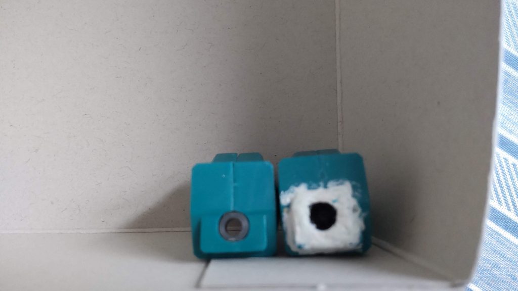 肩の部分はくり抜いてボールジョイントに変更しました。