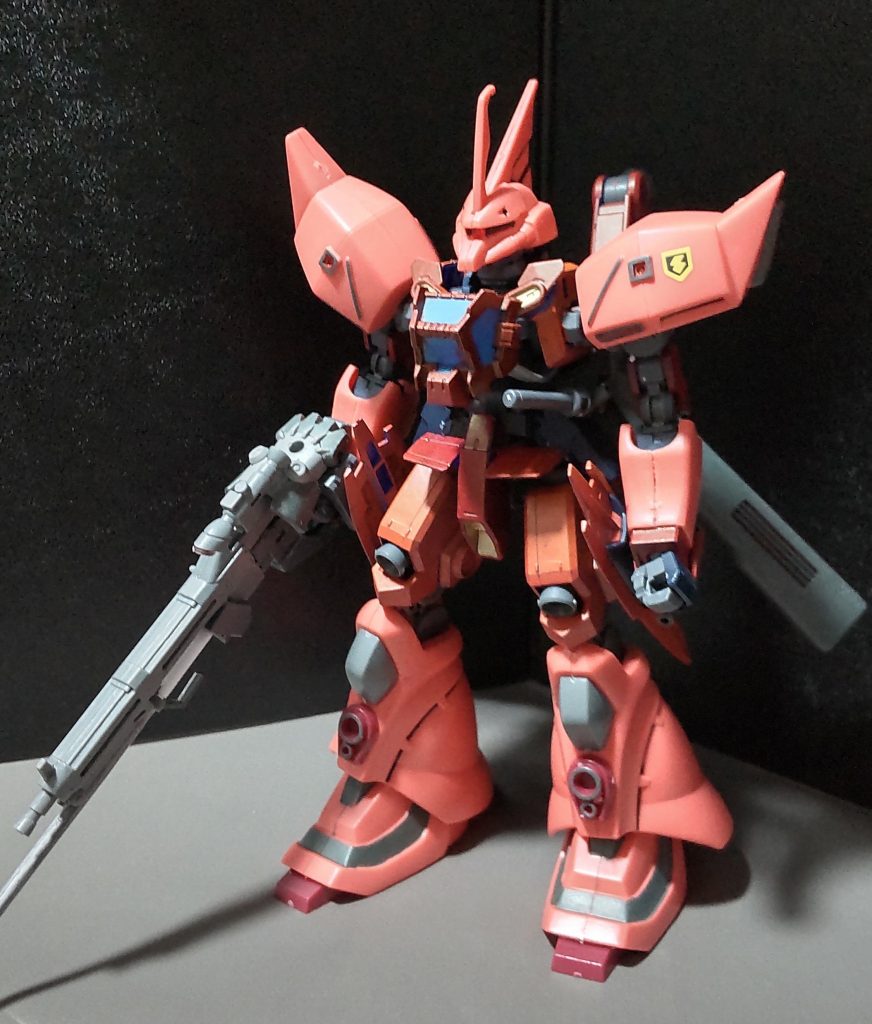 頭部、肩アーマー、脚部は旧キットのを流用し、腕部はグレイズフレームに嵌るように、少し加工しました。胸部の追加装甲として、30MMのパーツを使用しました。