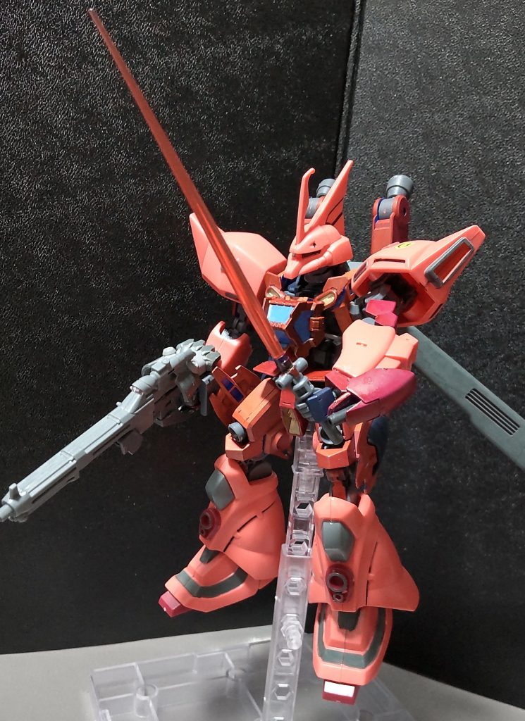 ○ビームサーベル左腰に装着している。この機体は射撃主体ではあるが、高機動型の特性を活かして、接近戦も出来るので、使用頻度は高め。