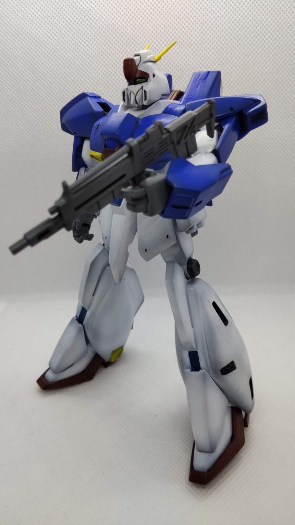 持ち手が独特な作りなので、武器を持たせるのは少し大変です。