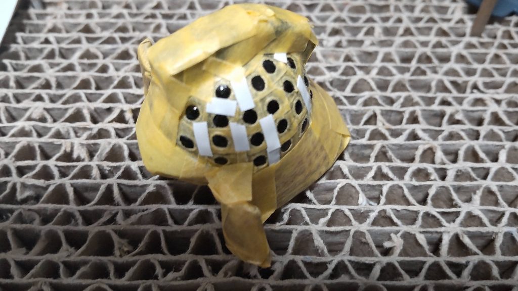 一番手間がかかったのは兜のポツポツ部分。マスキングして塗りました。