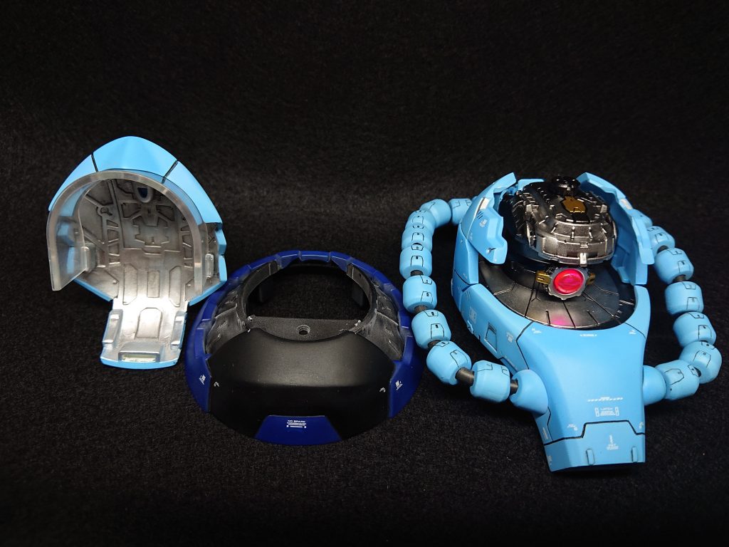 台座もグフカスタムの胸っぽくしています。