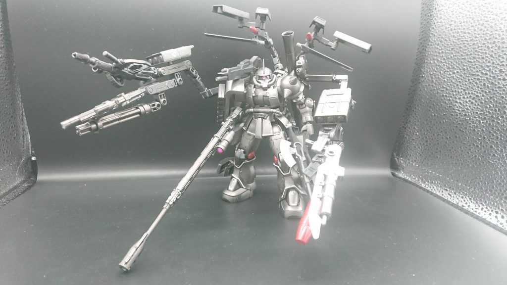 武装展開ガンダムの装甲を貫くための武装群ですが過重のため、長くは戦えそうにありません。キット的にも自重で倒れそうです。