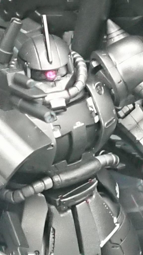 キット的には意味ないですが、設定的に必要だったのでベースキットをシャア専用ザク、つまりS型に強化しました。また、モノアイはクリアパーツです。今回はUVレジンで接着してますのでキラキラしてますね。