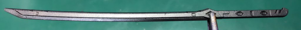 バルバトス用太刀です。メタル塗装ですが、光の角度を変えると蒼っぽく光って見えます。下地にティターンズブルー塗装をして、その上から薄くガンメタリック塗りました。塗装が剥がれてしまい易いですが、けっこうお気に入りだっりしています(ノ`・∀・)ノ