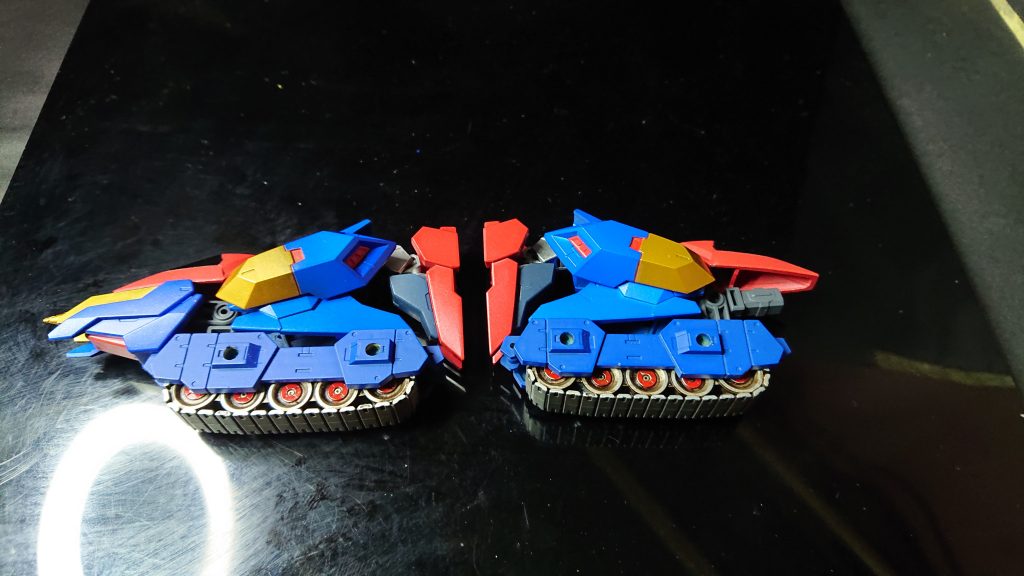 キャタピラも30mmのキャタピラを使用ユーラヴェンガンダムの脚パーツに3mm穴を開けてプラ棒で接続してます!