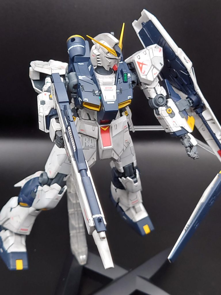 まだ、エアブラシを持ってない頃の過去作ですが、νガンダムの日なので、コレクションケースから引っ張り出してきて撮影しました(笑)