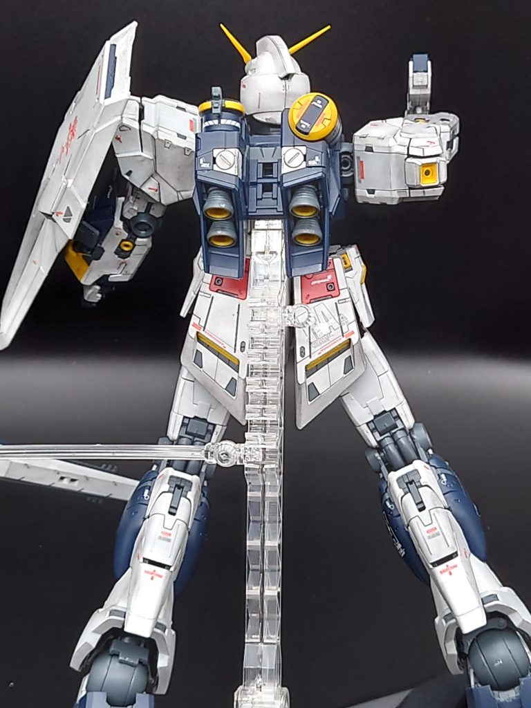 νガンダムは、伊達じゃない！成型色にパステルシャドウをかけただけで、めっちゃかっこいい仕上がりじゃあないですか(笑)