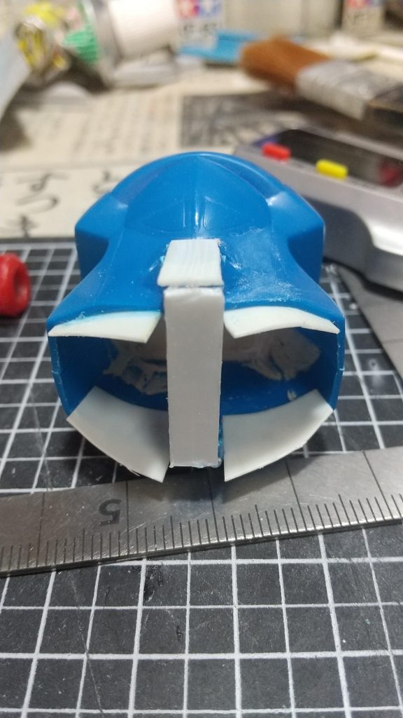 胴長短足にするためスカートを伸ばしてます股関節位置は上に上げてアルミ線固定股間もボリューム不足だったのでプラ板とポリパテにて