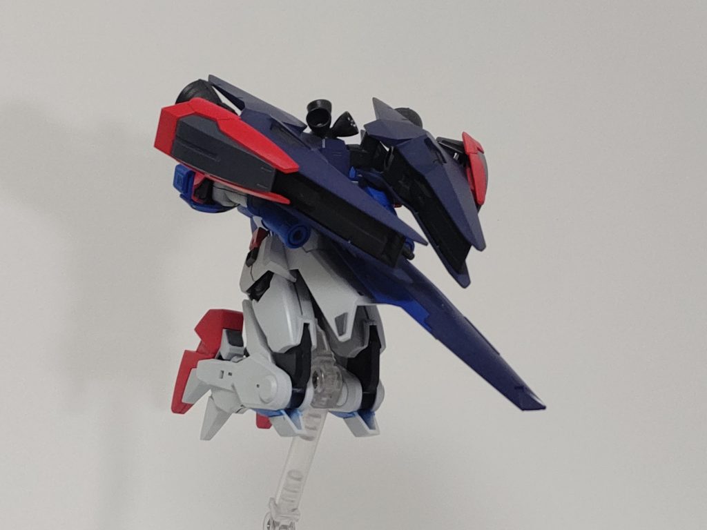 ガザCに近い簡易な可変機構を備えているという設定です。「とりあえずスラスターのベクトルを一方向に集中させる」という程度で、完成度はティターンズのTMSに遠く及びません。