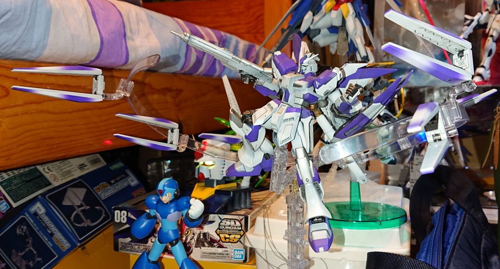 Hi-νガンダムはダテじゃない!最初にHi-νを知ったのはPS時代のGジェネかな?アレで知ったのだから自分の中でHi-νはホワイトとラベンダー色のツートンカラーだったこれを塗装したときはコントラストが欲しくてパープルにしたけどSD Hi-νガンダムを塗った際にはラベンダーを使った