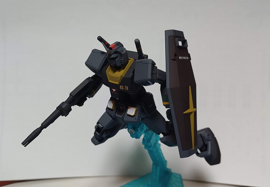 ちょっと前にネットで拾った画像のポーズがとてもかっこよかったので真似してみました。スマートなガンダムが映えるポーズだと思います。