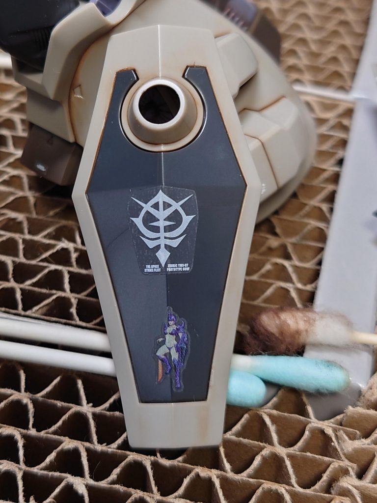 シールドにグフレディを貼ってます。