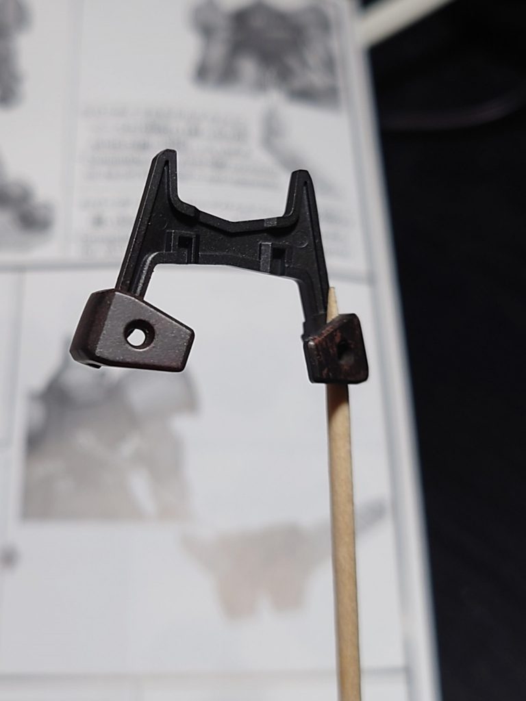 シールドの固定部分にピンバイスで穴開けました。