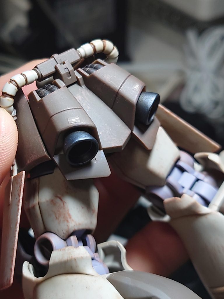 尻部分のバーニアにも大きめの物に変えて焼鉄色で塗装後にウェザリングマスターの青焼けを施しました。