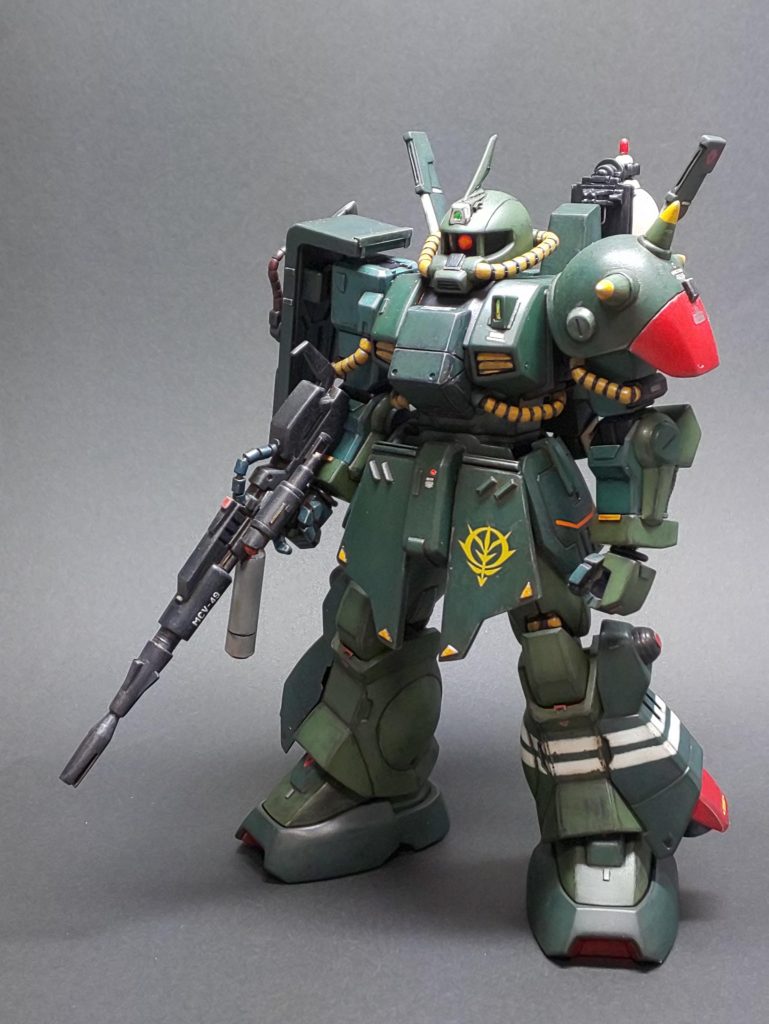 この機体は胸部を拡張してマラサイのジェネレーターに換装しており、その出力をアクシズ在庫だったゲルググキャノンのキャノンパック搭載ビーム砲を改造転用したライフルのエネルギー源に充てています。ゆえに、ビームサーベルはドライブさせにくいままなので装備せず、暫撃兵器はヒートホークにしています。