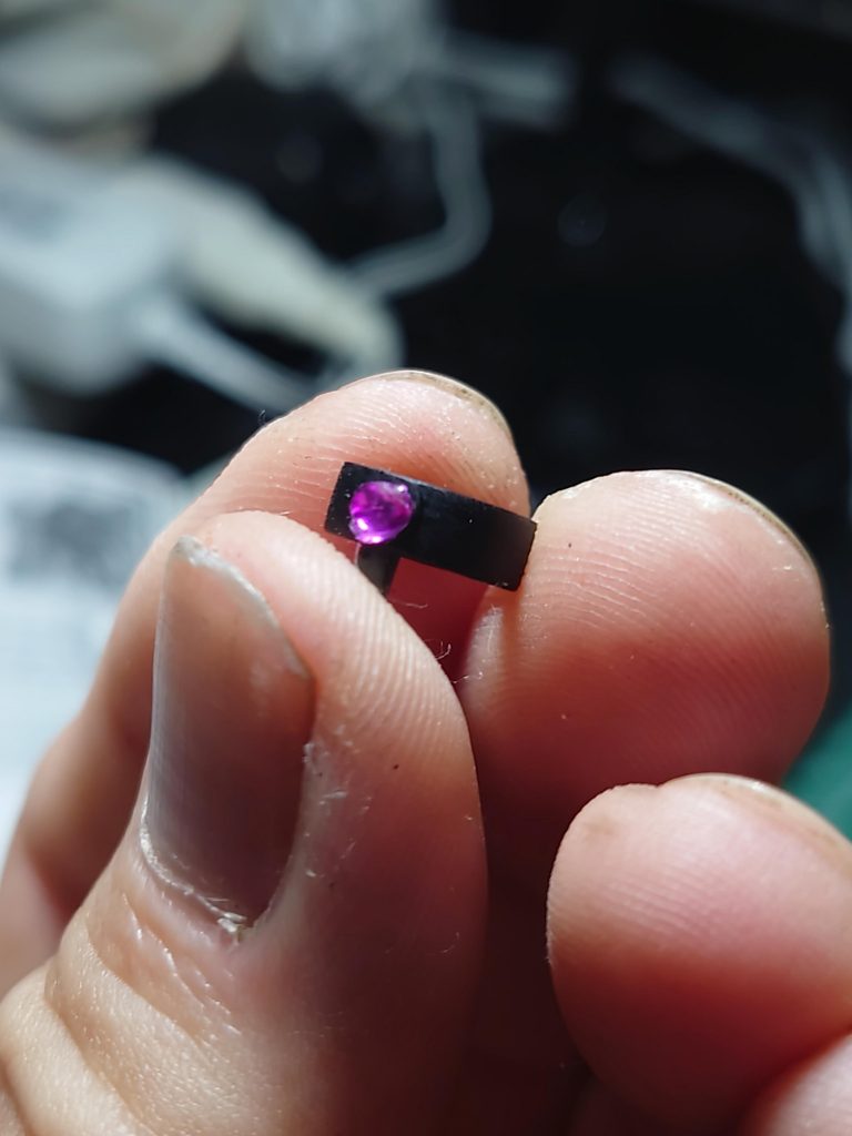 モノアイはメタリックピンクのラピーテープにUVレジンで作りました。