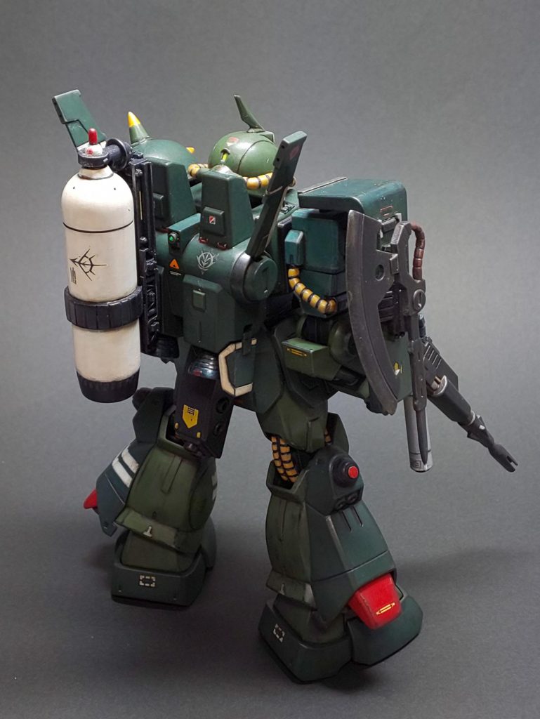 ランドセルに架台を設けて積んでいる大きなロケット弾は、一年戦争時にソロモン戦で連邦軍が使用したビーム撹乱幕ミサイル(パブリク搭載)と ほぼ同じものです。ビーム兵器が飛び交うこの時代こそ、これがもっと有効活用されるべきかと思いましたので。お尻には補助ブースターがありますが、これはいざという時に切り離して爆雷代わりに使います。