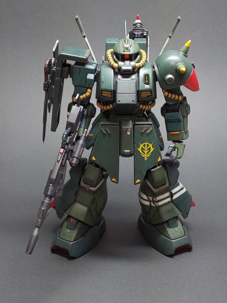 頭部の増設センサーサメラを始め、各センサー類はアクシズ製MSと同規格の製品に置き換えられています。アクシズ独自の慣わしというか、階級や機体番号等の表示を嫌う傾向があり、本機も合流後に全塗装され、それらを消しています。