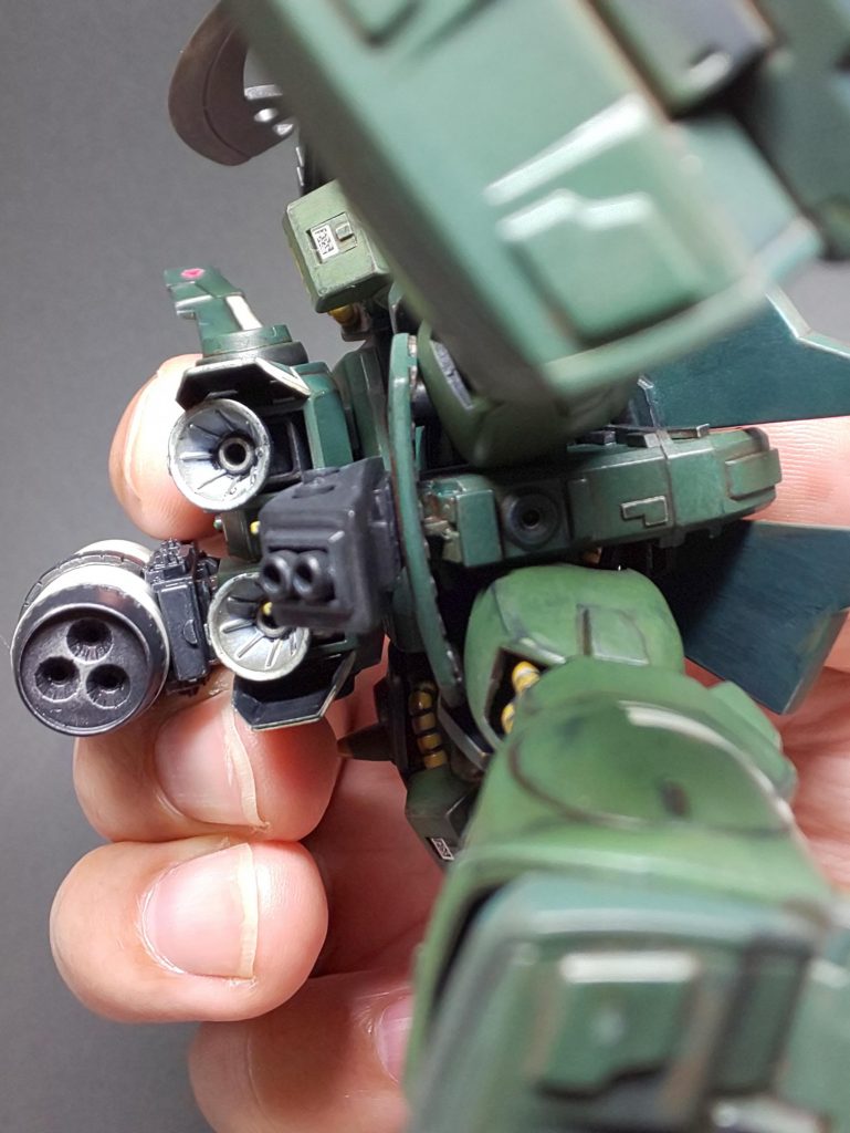 ランドセルや脛のロケットモーターは推力の大きなものに換装しています。この機体は他のハイザックを率いてアクシズ防衛ハイザック隊を編成しています。