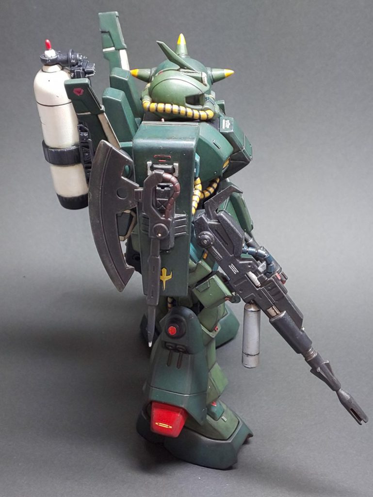 作っている最中に友人がこれを見て「俺のネオジオン軍コレクションに加えたいから 頂戴♪勿論、ジオン側で仕上げてちょ」てなことで 武装等を変更し、ポーズ固定無し、ビネット無し、塗装は友人指定カラーで、ウェザリング等も軽～くならOKという いつもの私からすれば“余計な事”をしなくてよい分、これはこれで楽しめました。友人のネオジオン軍コレクションの全MSは、体の何処かに必ず白線が入るそうなので、脛に入れました。２本線は一般兵の隊長クラスらしいです。自分は最初、このハイザックをティターンズ用にして、背中のロケットは核ミサイルにするつもりでした。今思うと それはやり過ぎか？(笑) 