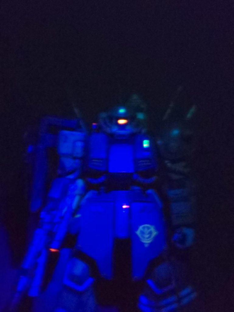 モノアイや各センサー等がブラックライトで光ります。この写真、めっちゃ 宇宙ぽくね？(←語彙力(笑))