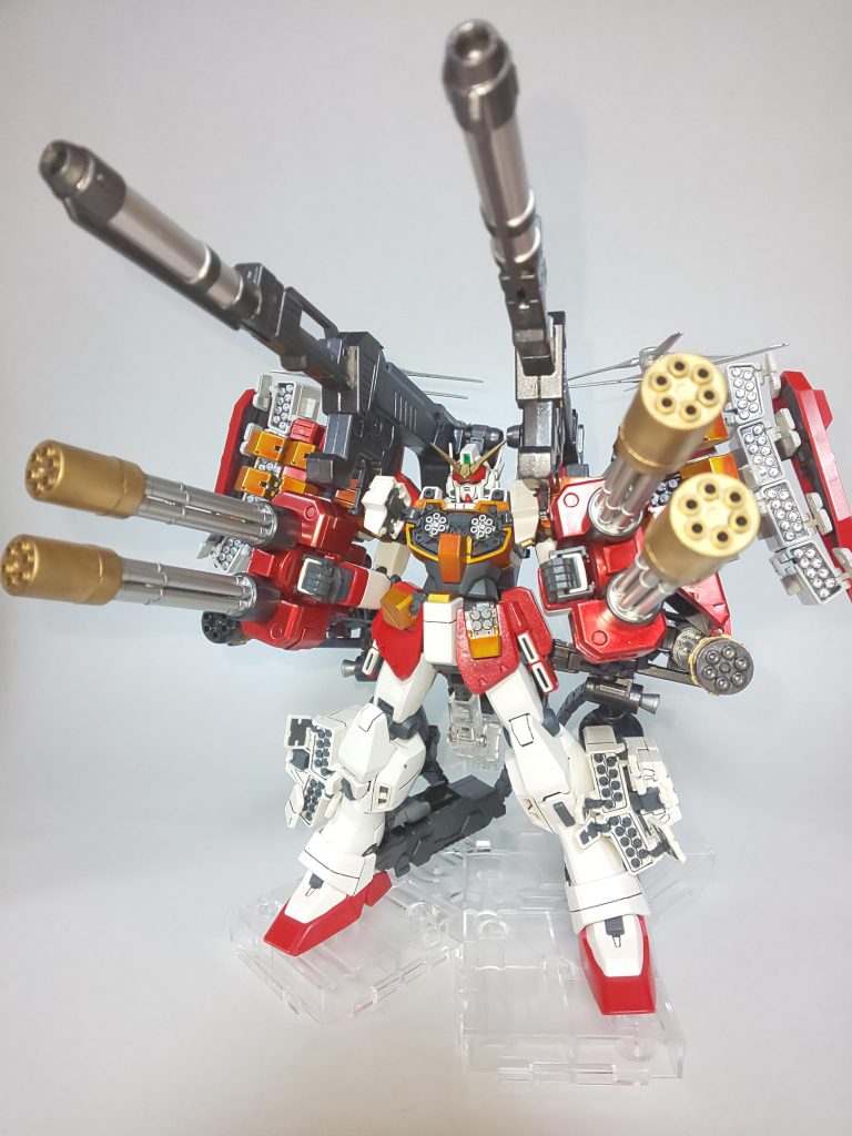 武装大口径ロングレンジレールキャノン×2ジャイアントガトリング×2ダブルガトリング×2胸部ガトリング×2マシンキャノン×2頭部バルカン×2アーミーナイフ×2シールド×2全身の展開可能ミサイルラックからの同時斉射可能数は計228発ヘビーアームズ肩部、イーゲル装備肩部後方ミサイルは干渉のため使用不可