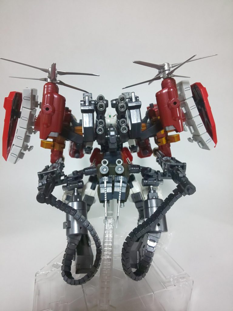 背面。シュピンネ装備にはスラスターが多数配置され、シュピンネ装備本体それ自体にジェネレーターが有るため装備重量が増えても空間機動力は下がらない。