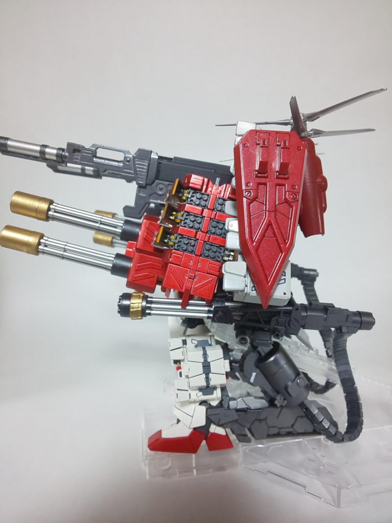 側面から。イーゲル装備の無限機動の幅からわかるように、そこまで厚みはありません。