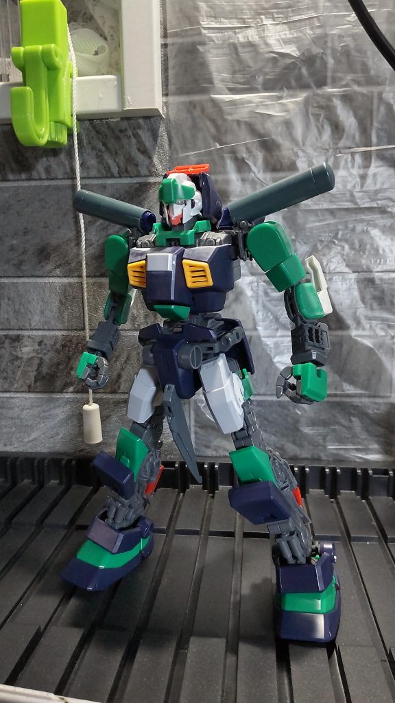 塗装前は結構ネモです。できるだけネモの外装のみでの表現を目指しました。肩と顎にガーベラ・テトラ。ちょっとだけRGウイング。スタインの肩が足についてたり色々と試行錯誤しながら作ってみました。