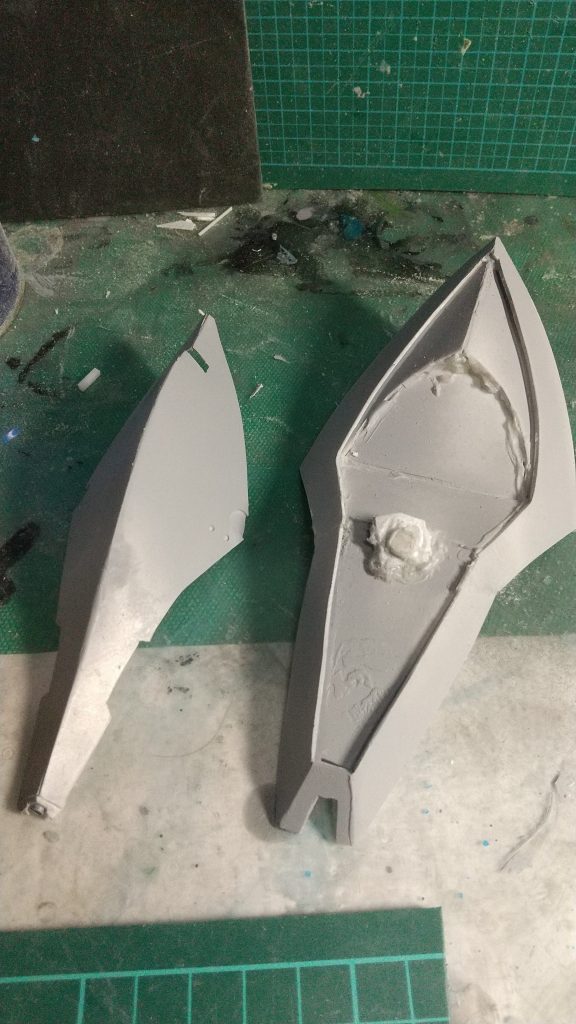 シールドは2つのパーツで作成エポキシパテに頼らなかったので軽量化に成功