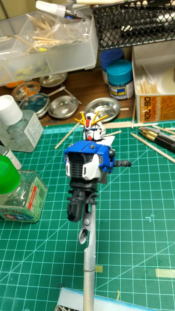 アンテナ部はエッジングを施し、メインカメラ部分はホロシールを貼り付け、上からUVレジンを流し込んでます。