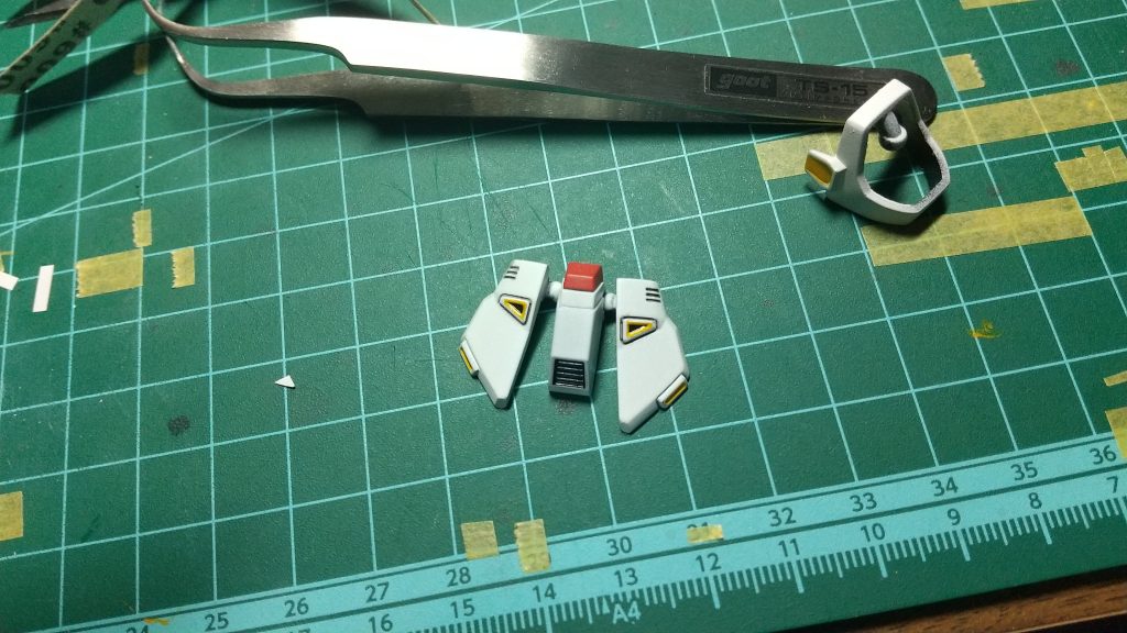 スラスターをマスキングし、塗装