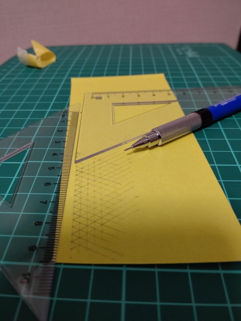 マスキングは規則正しい正三角形をたくさん作るために三角定規を使いました。