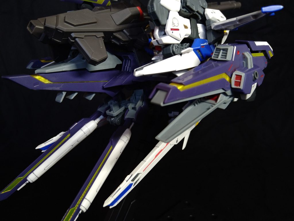 本来腰部に取り付けるアーマーは固定式で稼働できなかったが、ストライクに装備させると腰が回らず、エクリプスに着けると可変時に見た目がうくので可動式に改造した。可変時には１８０度回転させ、折れ曲がりスラスター近くに移動させることでより航空機らしくさせた